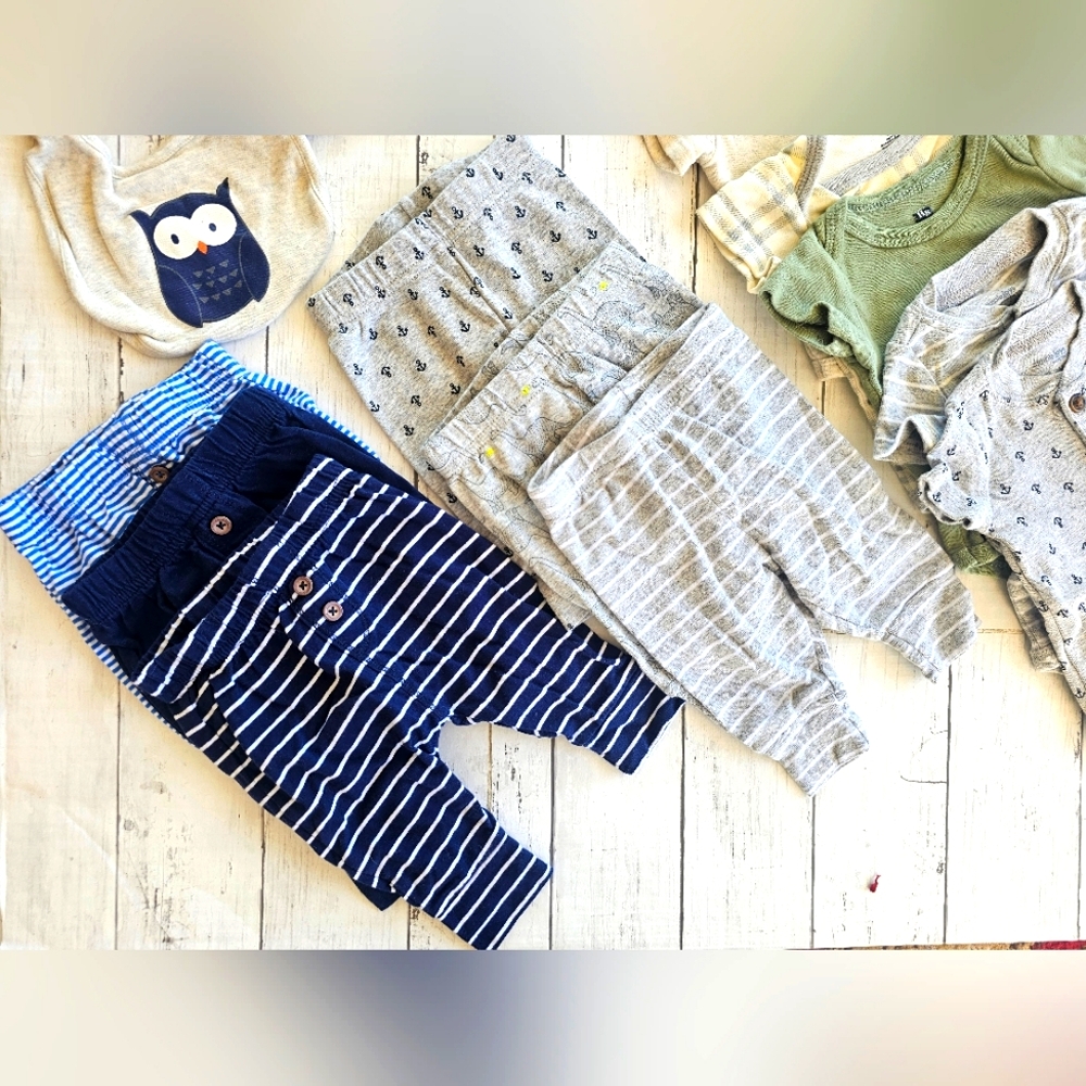 Large LOT Baby Clothes 0-3 Months 21 Pieces Bibs, Onesies, Pants Carters & More - Picture 3 of 9